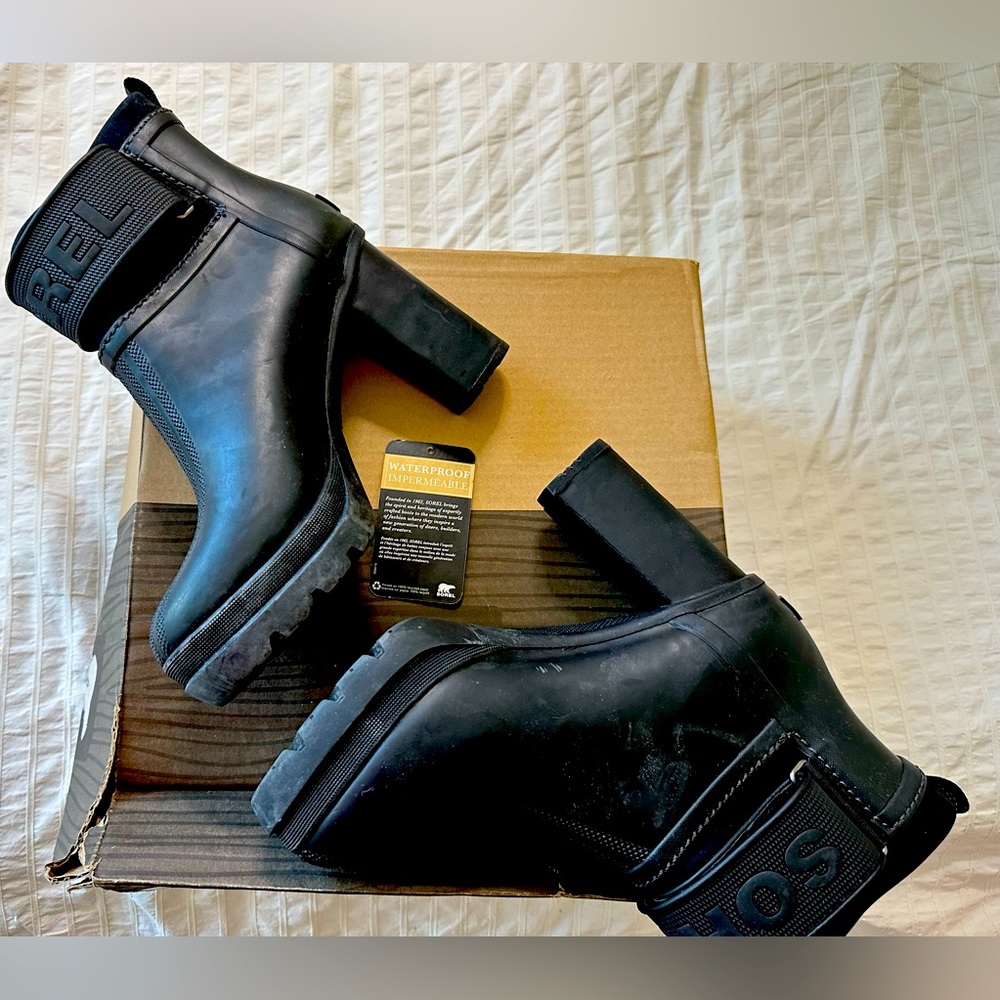 Sorel Medina III Black rubber high heeled rain booties size 9